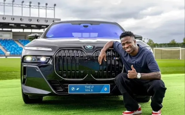 Những thứ Vinicius có được nhờ bóng đá: Nơi ở thiên đường, siêu xe, bạn gái nóng bỏng