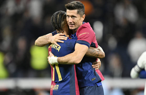 Real Madrid 0-4 Barcelona: 2 “quái vật” hàng công; 1 ông vua việt vị