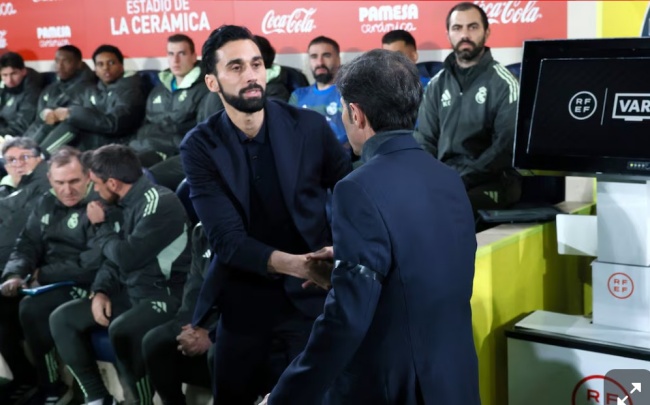 HLV Arbeloa mặt lạnh lùng khi Mbappe ghi bàn